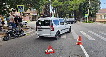 В Анапе водитель мопеда попал сразу под два автомобиля - он в реанимации