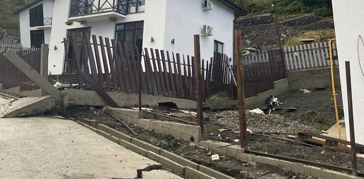 В Сочи из-за схода оползня «уехали» 20 домов, жителей эвакуировали