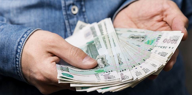 Средняя зарплата в Краснодарском крае снизилась почти на 25%