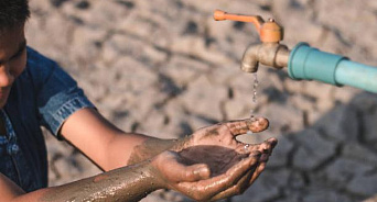 «Чиновники создали условия жизни, как в Африке»: жителям кубанской станицы приходится выживать без воды и мыть посуду в дождевых стоках - ВИДЕО