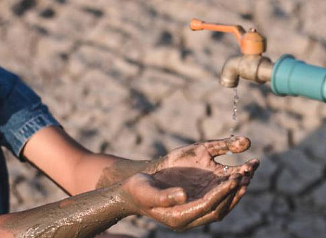 «Чиновники создали условия жизни, как в Африке»: жителям кубанской станицы приходится выживать без воды и мыть посуду в дождевых стоках - ВИДЕО