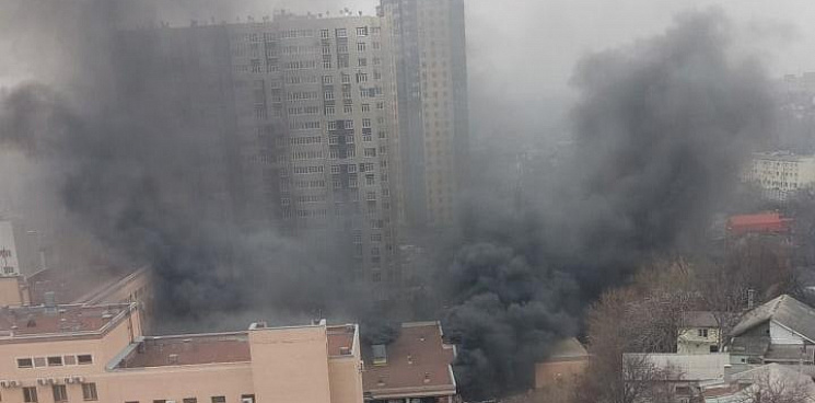 «В здании ФСБ прозвучал взрыв?» В Ростове-на-Дону горит склад на территории погрануправления - ВИДЕО 