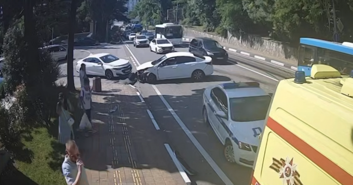 На Курортном проспекте Сочи из-за столкновения автомобилей образовалась пробка 