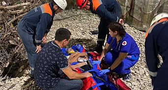 «Упал с моста и остался в сознании»: в Туапсинском районе спасатели достали застрявшего в русле реки мужчину