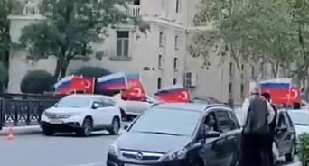 «Слава России, Турции и Израилю!» В Азербайджане автомобилисты с флагами празднуют победу в Нагорном Карабахе – ВИДЕО