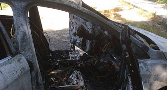 В Анапе загорелась машина такси: пассажиры успели покинуть авто - ВИДЕО