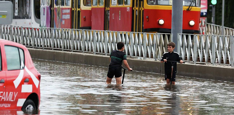 «Чтобы тут жить, покупайте надувную лодку!» Краснодарцы назвали самые затопленные после непогоды районы города 