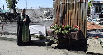Жители Сочи несут цветы к месту погибших приставов в Сочи