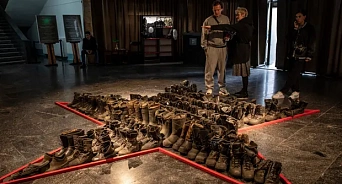 «Так недалеко и до перчаток из человечины!» Людоеды в Нью-Йорке открыли выставку, где показали экспонат из сапогов убитых солдат ВС РФ