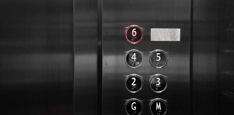 «Мордобой на троих»: в Краснодаре в лифте подрались женщина и два мужчины - полиция начала проверку  