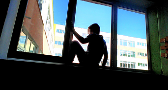 В Краснодаре двое школьников выпрыгнули в окно, чтобы прогулять урок