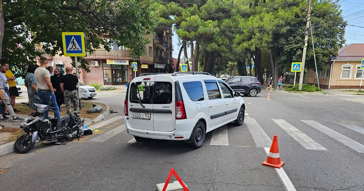 В Анапе водитель мопеда попал сразу под два автомобиля - он в реанимации