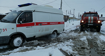 В Анапе пожарные пришли на помощь  медикам, застрявшим в снегу