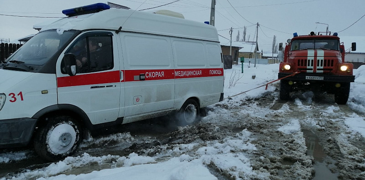 В Анапе пожарные пришли на помощь  медикам, застрявшим в снегу