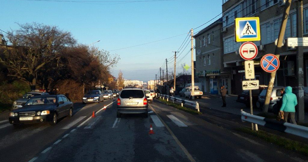 «Летают и не смотрят по сторонам!» На Кубани водитель иномарки сбил девочку на пешеходном переходе – её увезли в больницу