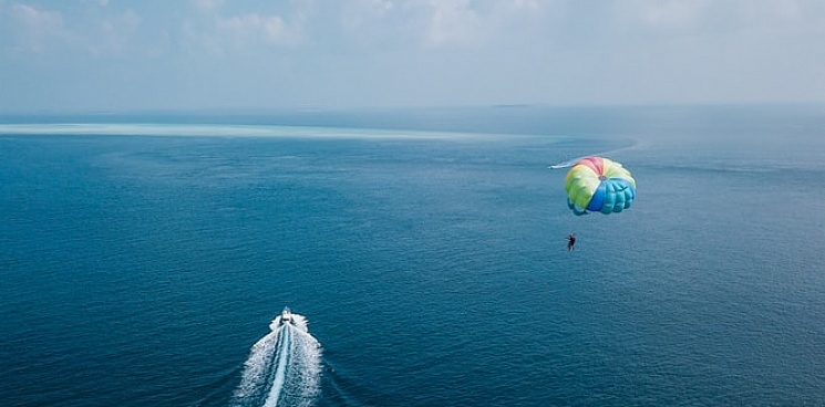 На Черном море турист упал в воду из парашютной системы с высоты 15 метров 