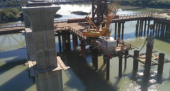 В Краснодаре на Яблоновском мосту начали монтаж над водой