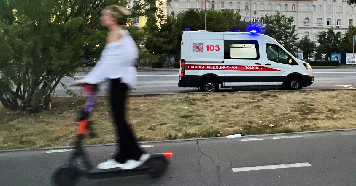 «Пьяными залезли на самокат?» В Новороссийске двое мужчин на самокате сбили женщину - врачи диагностировали перелом ноги