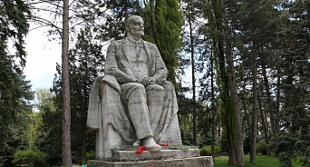 «Ленин – это ключ к жизни русских. Он тихо за нами наблюдает»: в День рождения Ленина авторы проекта «ПостLeniniana» рассказали о самых необычных памятниках вождю на Кубани