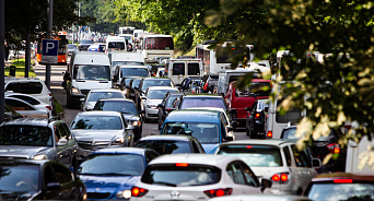 Почему в Краснодаре ужасные пробки? Власти города считают, что водители не умеют пользоваться дорожной сетью