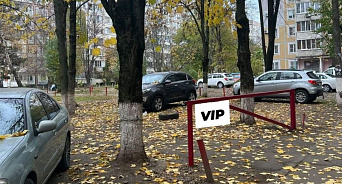 «Это самозахват территорий»: жители Краснодара пожаловались на соседей, огородивших полдвора под парковку