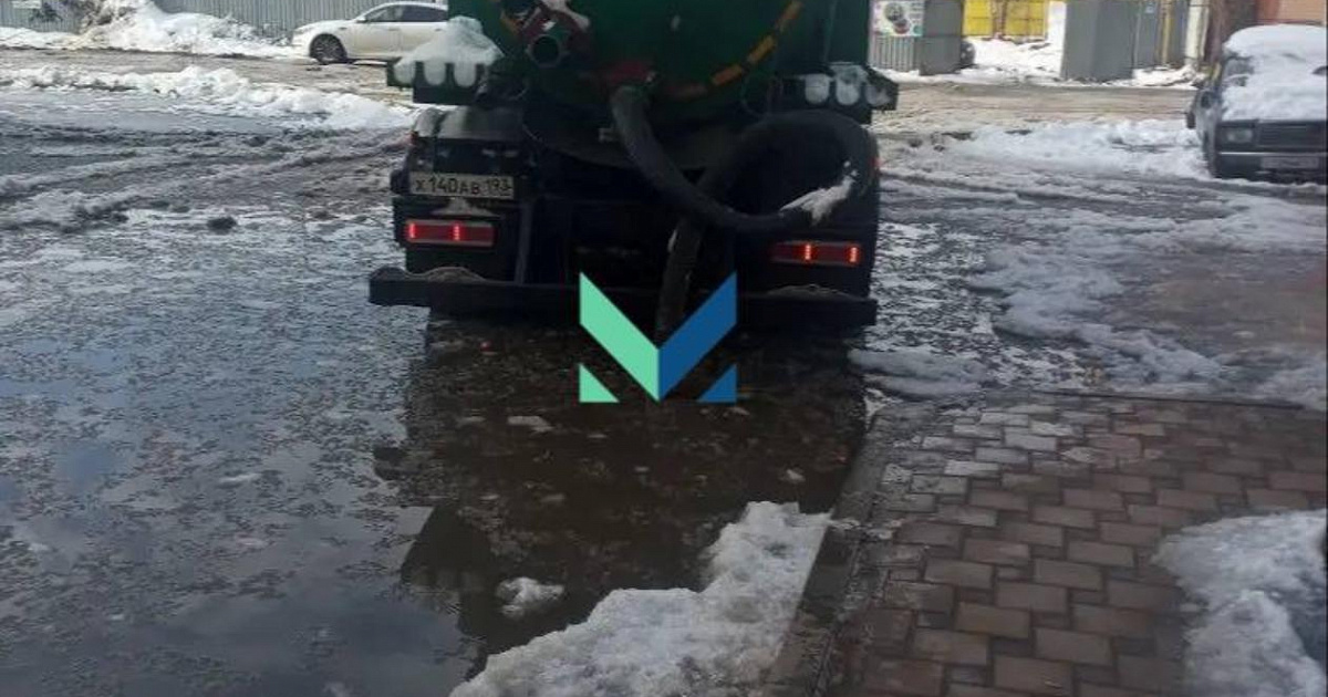 Откачка воды с подтопленных улиц началась после потепления в Краснодаре