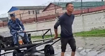 «Поехали! Но!» В Приморском крае во время потопа сотрудник ФСИН «запряг» в телегу заключённого – ВИДЕО