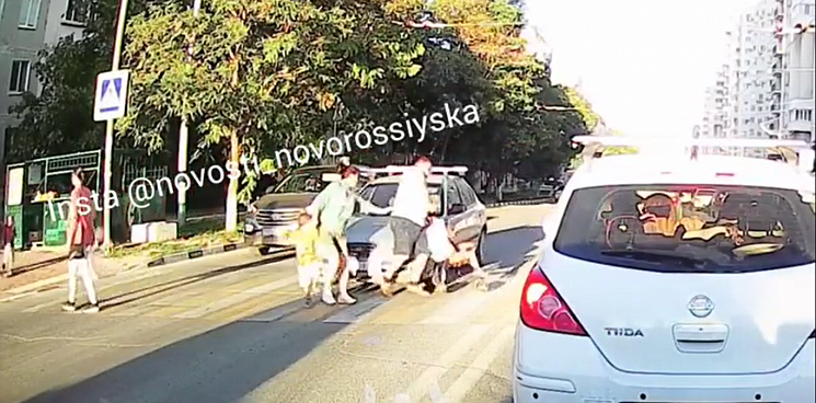 В Новороссийске задержали водителя, который едва не сбил семью с детьми