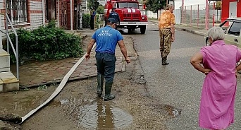 Ситуация стабилизируется: воду из затопленных домов на Кубани откачали