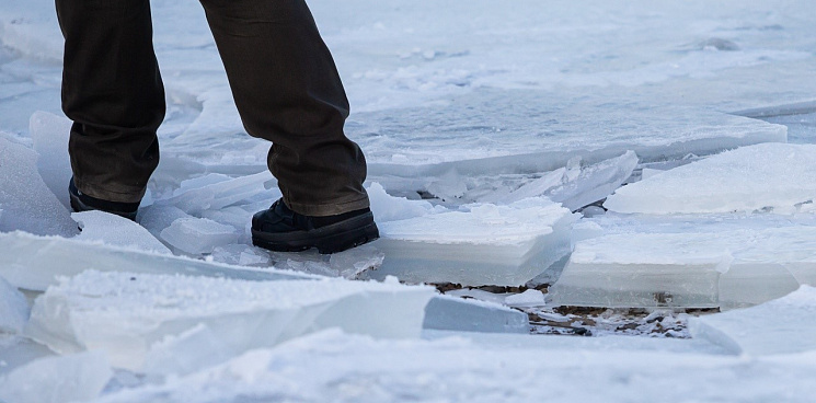 «Каток с сюрпризом»: под Краснодаром женщина провалилась под лёд на пути из школы