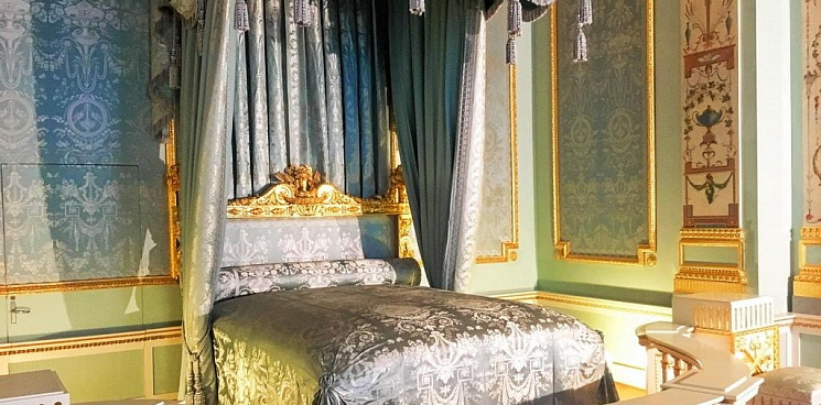 «Дорого-богато!» В Краснодаре продаётся кровать, как у Елизаветы II по цене квартиры