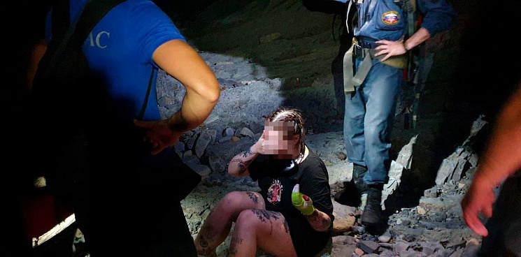 В Геленджике спасатели обнаружили на диком пляже истекающую кровью девушку