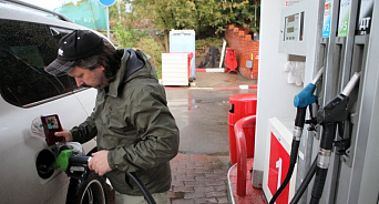В Краснодаре жалуются на еженедельный рост цен на бензин и качество топлива на автозаправках Газпрома и Лукойла