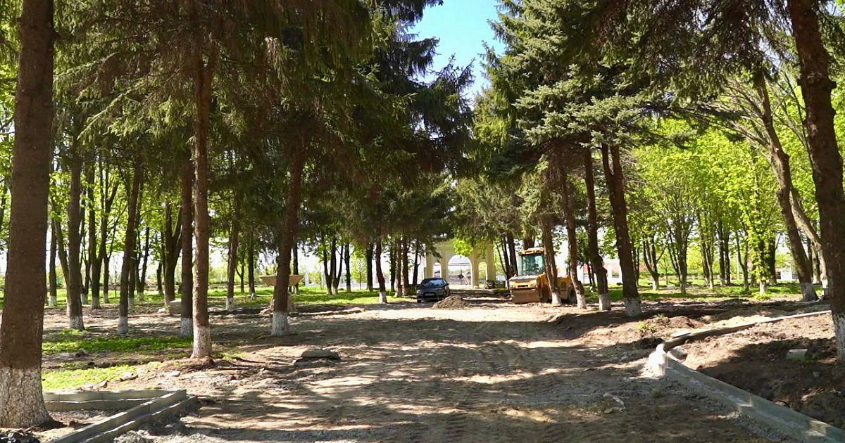 В селе Краснодарского края обновляют зеленую зону по нацпроекту