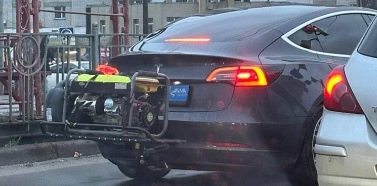 «Хочешь жить - умей вертеться!» По Киеву ездит автомобиль Tesla с прикрученным генератором 