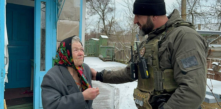 «Слава освободителям!» Жители Авдеевки со слезами на глазах встретили российских военнослужащих