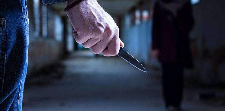  «Поспорили на дороге»: в Краснодаре неизвестный при свидетелях нанёс несколько ножевых ранений мужчине - ВИДЕО