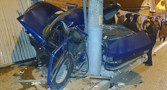 В Краснодаре машина  врезалась в забор дома, погибла 21-летняя пассажирка