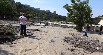 В Ялте несколько домов полностью ушли под воду, вода продолжает прибывать