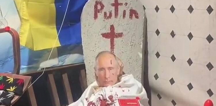 «Немцы привычно будут пробивать дно до самого Ада!» В Германии на витрине разместили куклу Путина в «могиле» и «крови» - ВИДЕО