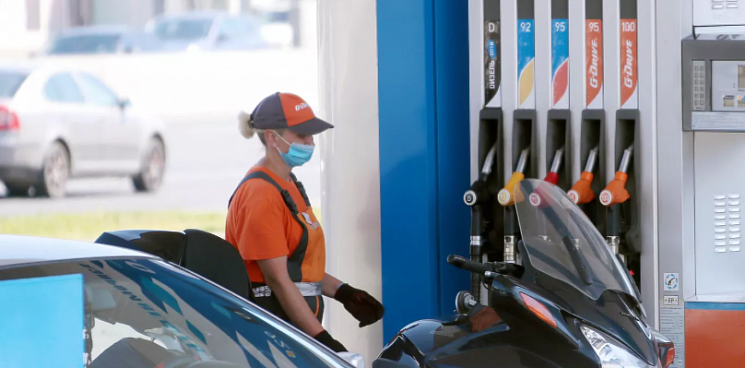 Почему бензин на АЗС не дешевеет, когда оптовая цена рухнула?