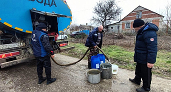 «Воду дают по 10 литров в руки, полки магазинов пустые!» На Кубани жители сёл где введён режим ЧС рассказали о своих бедах