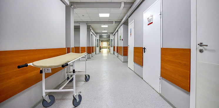 «В коридоре ложись»: в больнице Краснодара для пациентов с острой болью не нашлось место в палате? 