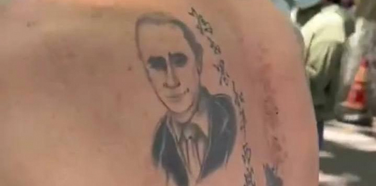 «Кто познал Дао, тот уважает Путина!» В КНР пенсионер похвастался тату с изображением российского лидера – ВИДЕО