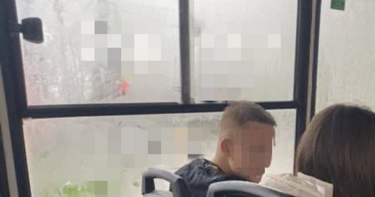 Подростки разрисовали свастикой стекла автобуса в Краснодаре