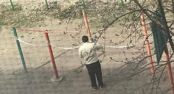 «Посадили молодёжь на цепи»: в Гусь-Хрустальном турники на детской площадке огородили от курящих подростков цепями 