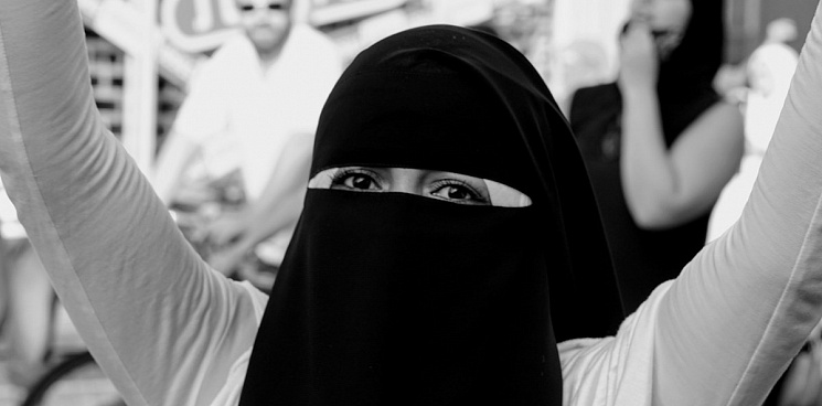 «Запрет ношения никаба напряжет религиозные отношения? Вы тянете мусульман в Средневековье!» – журналист Медведев прокомментировал слова Муфтия Москвы