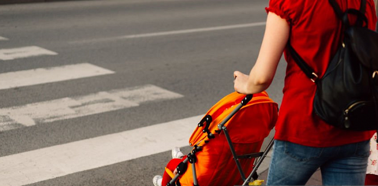 В Краснодаре жительница Юбилейного жалуется, что ей с ребёнком приходится выходить на проезжую часть, чтобы перейти дорогу