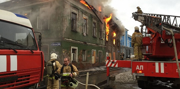 В Сочи потушен пожар в двух жилых домах 