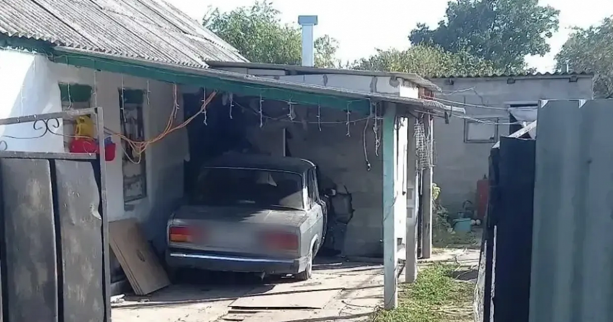 В кубанском селе пьяный подросток протаранил на автомобиле ворота и въехал в дом